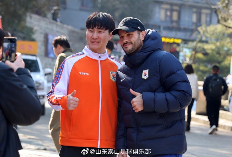 山东泰山队今日进行赛季前例行登泰山合影活动,为新赛季加油
