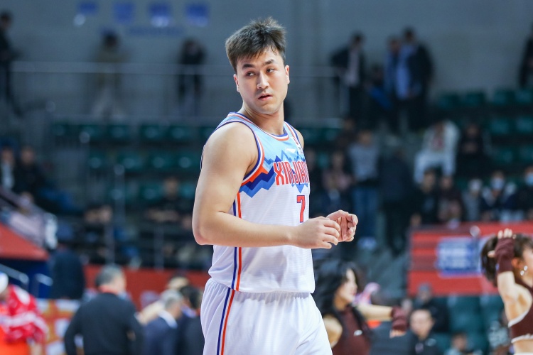 防到5犯被提前罚下!艾孜麦提全场9中3 贡献9分1板1断