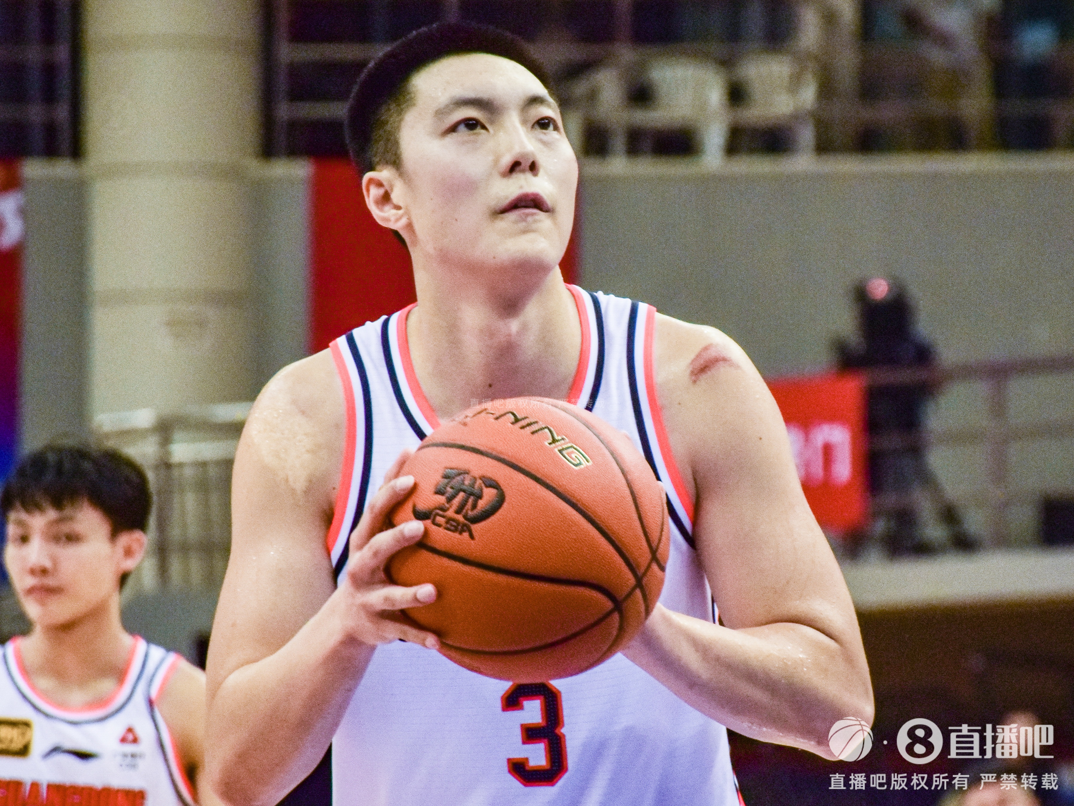 还需适应!胡明轩10中3&三分6中2得到11分3板2助 关键发球违例