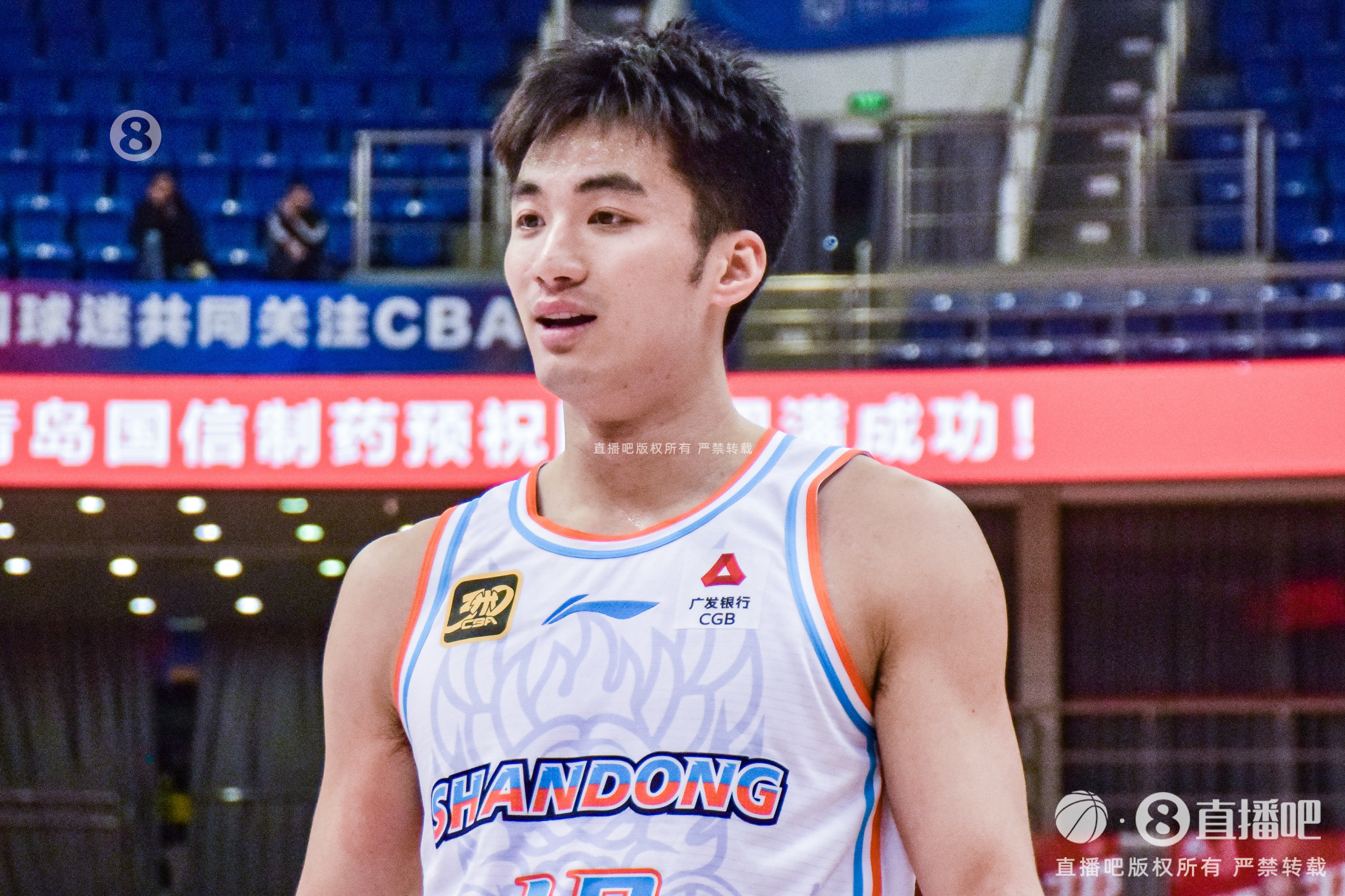夏晓司:山东队抵达北京 于德豪膝盖有伤 估计是要缺席一到两场