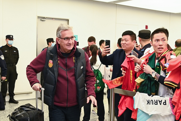  国足助教陈涛：开场就应该跟对手磕，踢了5分钟就感觉在收着踢